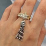 Біколор каблучка з камінням та кульковими ланцюжками на руці