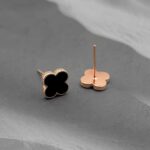 Маленькі сережки-пусети Van Cleef діаметром 0.8 сантиметрів золото застібка