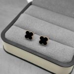 Маленькі сережки-пусети Van Cleef діаметром 0.8 сантиметрів золото