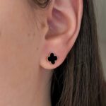 Маленькі сережки-пусети Van Cleef діаметром 0.8 сантиметрів золото на вусі