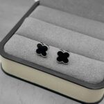 Маленькі сережки-пусети Van Cleef діаметром 0.8 сантиметрів срібло