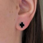 Маленькі сережки-пусети Van Cleef діаметром 0.8 сантиметрів срібло на вусі