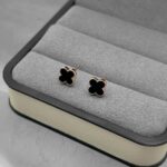 Маленькі сережки-пусети Van Cleef діаметром 0.6 сантиметрів золото