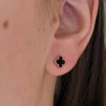 Маленькі сережки-пусети Van Cleef діаметром 0.6 сантиметрів золото на вусі