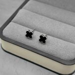 Маленькі сережки-пусети Van Cleef діаметром 0.6 сантиметрів срібло