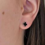 Маленькі сережки-пусети Van Cleef діаметром 0.6 сантиметрів срібло на вусі