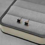 Маленькі сережки-пусети Van Cleef діаметром 0.5 сантиметрів золото