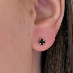 Маленькі сережки-пусети Van Cleef діаметром 0.5 сантиметрів золото на вусі