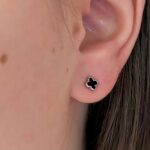 Маленькі сережки-пусети Van Cleef діаметром 0.5 сантиметрів срібло на вусі