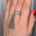 Вишукана каблучка з ланцюговими підвісками та камінням на руці