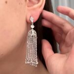 Довгі сережки з ланцюговими підвісками та камінням на вусі