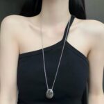 Довгий підвіс з масивним овальним елементом срібло на тілі