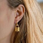 Подвійні сережки Tiffany з колекції HardWear з замочком та логотипом золото на вусі