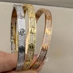 Жорсткий браслет Cartier у камінні з логотипом2