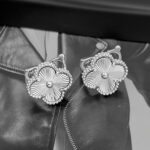 Сережки Van Cleef з металевою серцевиною на італійській застібці з логотипом срібло