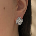 Сережки Van Cleef з металевою серцевиною на італійській застібці з логотипом срібло на вусі