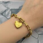 Ланцюговий браслет Tiffany з колекції HardWear з серцем та логотипом золото на руці