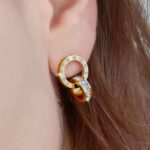 Подвійні сережки BVLGARI з камінням лимонне золото на вусі