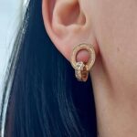 Подвійні сережки Cartier з камінням та логотипом рожеве золото на вусі