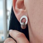 Подвійні сережки Cartier з камінням та логотипом срібло на вусі