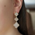 Довгі сережки Van Cleef з трьох конюшин у камінні золото на вусі