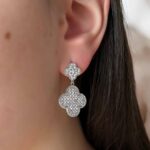 Сережки Van Cleef з двох конюшин у камінні на вусі