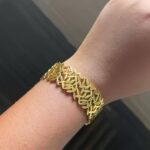 Широкий жорсткий браслет у вигляді листя золото на руці
