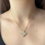 Вишуканий підвіс Van Cleef з великою конюшиною з камінням золото на тілі