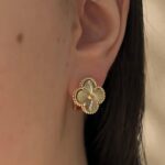 Сережки Van Cleef з металевою серцевиною на італійській застібці з логотипом на вусі
