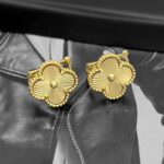 Сережки Van Cleef з металевою серцевиною на італійській застібці з логотипом