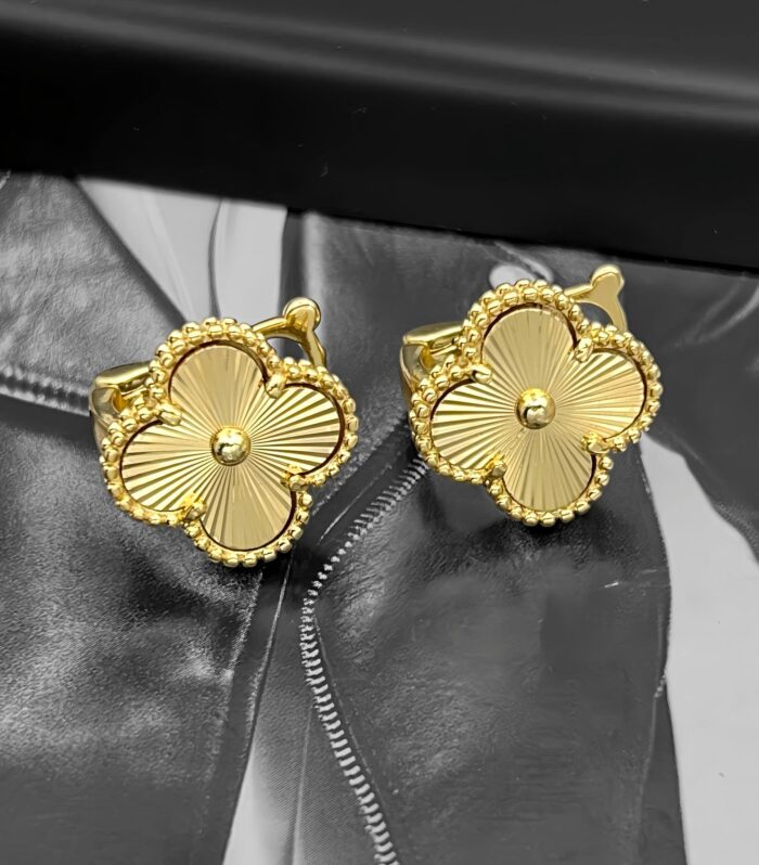 Сережки Van Cleef з металевою серцевиною на італійській застібці з логотипом