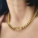 Масивне ланцюгове кольє Dior на тілі