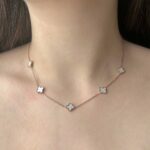 Підвіс Van Cleef з маленькими конюшинами по всій довжині на тілі
