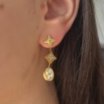 Довгі сережки Louis Vuitton лимонне золото на вусі