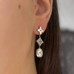 Довгі сережки Louis Vuitton срібло на вусі