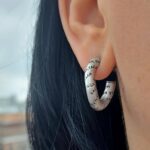Вишукані сережки Balenciaga срібло на вусі