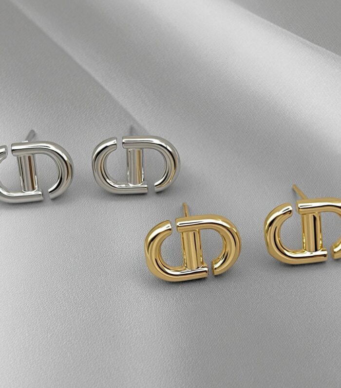 Сережки-пусети Dior з логотипом