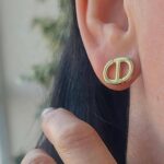 Сережки-пусети Dior з логотипом золото на вусі