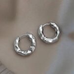 Маленькі сережки-кільця у вигляді розплавленого металу срібло