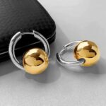 Великі сережки-кульки Balenciaga з логотипом біколор