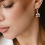 Великі сережки-кульки Balenciaga з логотипом біколор на вусі