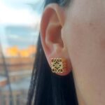 Сережки-пусети Loewe з логотипом золото на вусі