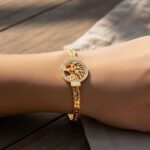 Браслет з елементом у вигляді дерева з камінням на руці