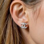 Сережки-пусети Chanel з камінням та логотипом срібло на вусі