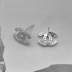 Сережки-пусети Chanel з камінням та логотипом срібло лого
