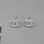 Сережки-пусети Chanel з камінням та логотипом срібло
