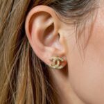 Сережки-пусети Chanel з камінням та логотипом золото на вусі