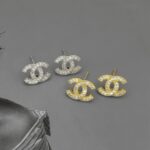 Сережки-пусети Chanel з камінням та логотипом