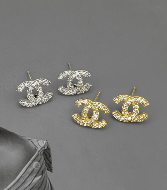 Сережки-пусети Chanel з камінням та логотипом