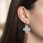 Елегантний вечірній комплект у вигляді квіточок сережки на вусі